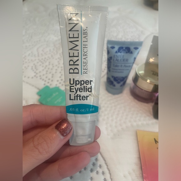 Small sized skin care bundle (mostly Estée Lauder with a few other samples) - Picture 6 of 9